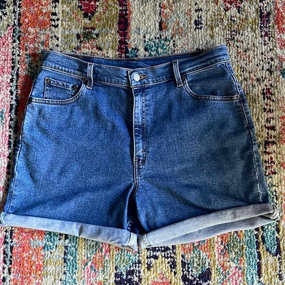 Levi’s high waisted stretchy jean shorts size 14 💙😇💙 - Picture 1 of 3